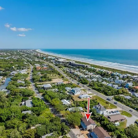 Dog-Friendly Home Steps From The Beach Grill And Patio